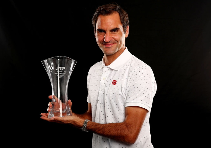 &quot;Chàng móm&quot; Federer hớn hở nhận danh hiệu đầu năm mới, khiến fan thích thú với trang phục đáng yêu - Ảnh 1.