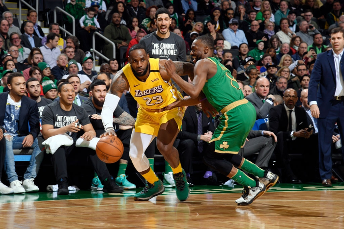 Kemba Walker có chiến thắng đầu tiên trước LeBron James, Boston Celtics hủy diệt Los Angeles Lakers - Ảnh 2.