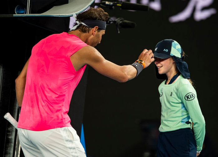 Tung cú đánh trúng mặt bé gái nhưng Nadal khiến tất cả ấm lòng với nụ hôn tình cảm sau đó - Ảnh 4.