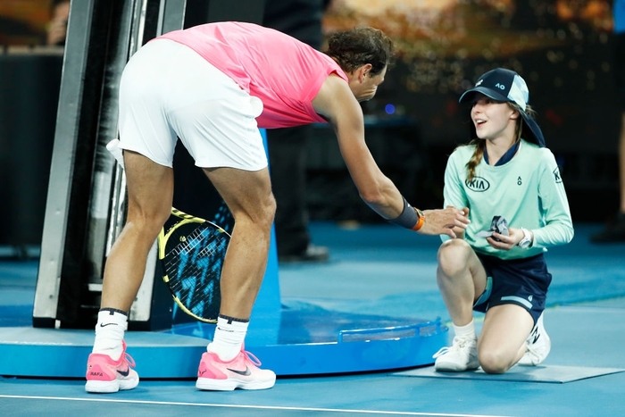 Tung cú đánh trúng mặt bé gái nhưng Nadal khiến tất cả ấm lòng với nụ hôn tình cảm sau đó - Ảnh 8.