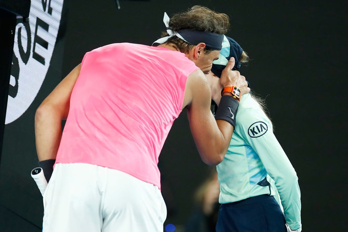 Tung cú đánh trúng mặt bé gái nhưng Nadal khiến tất cả ấm lòng với nụ hôn tình cảm sau đó - Ảnh 5.