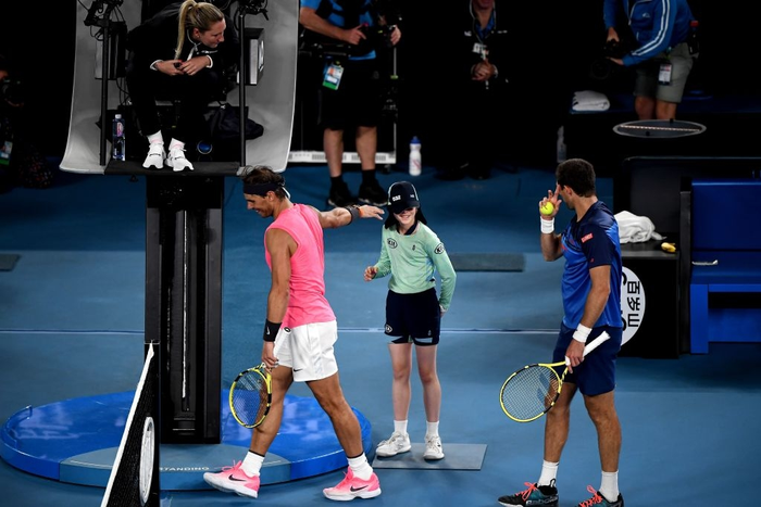 Tung cú đánh trúng mặt bé gái nhưng Nadal khiến tất cả ấm lòng với nụ hôn tình cảm sau đó - Ảnh 6.