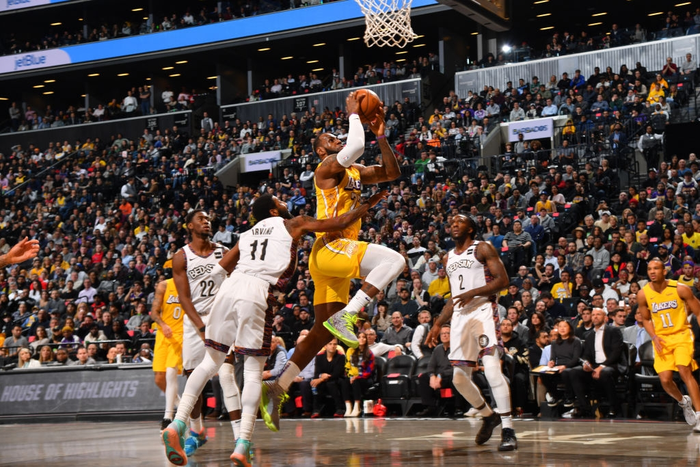 &quot;Nhà vua&quot; lập triple-double, giúp Los Angeles Lakers vượt qua &quot;Hoàng tử&quot; thành Brooklyn Nets - Ảnh 2.