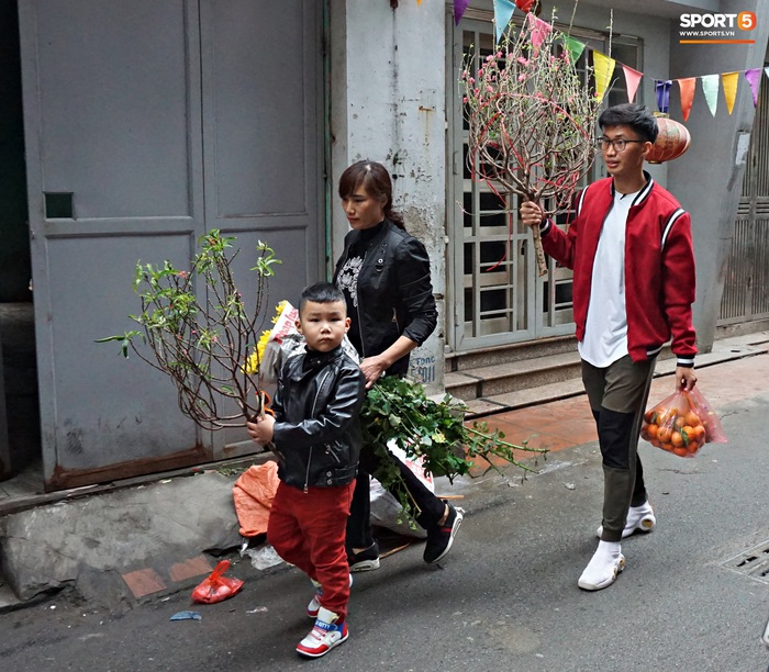 Thủ thành của CLB Hà Nội chia sẻ cảm động về ý nghĩa của ngày Tết, cùng mẹ đi chợ và gói bánh chưng cúng Tất niên - Ảnh 2.