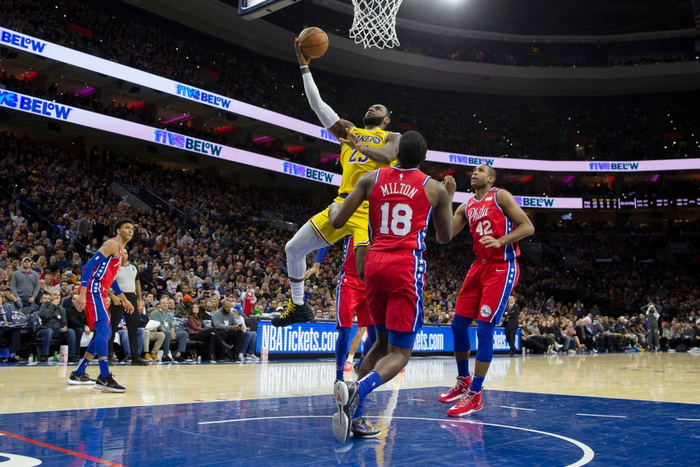 Los Angeles Lakers thất thủ trước Philadelphia 76ers trong ngày LeBron James vượt qua Kobe Bryant trên BXH ghi điểm tại NBA - Ảnh 1.