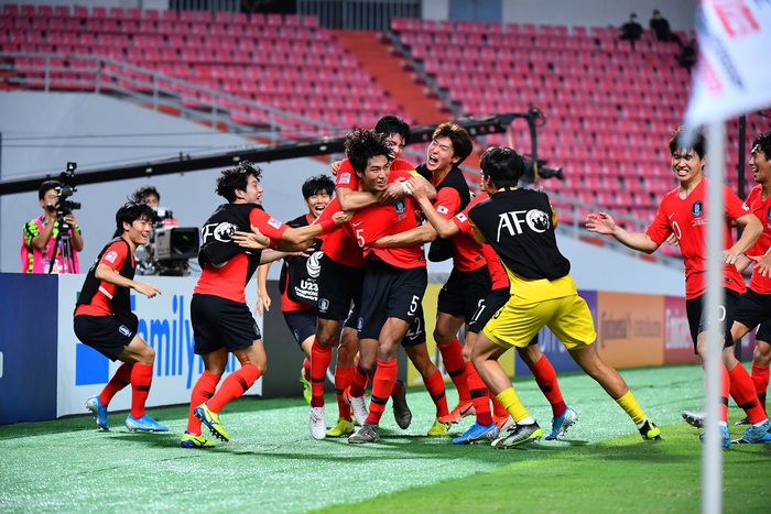 Giây phút đăng quang đầy cảm xúc của U23 Hàn Quốc khi đăng quang tại VCK U23 châu Á 2020  - Ảnh 1.