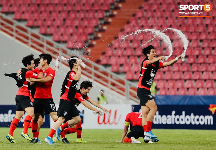 Giây phút đăng quang đầy cảm xúc của U23 Hàn Quốc khi đăng quang tại VCK U23 châu Á 2020  - Ảnh 3.