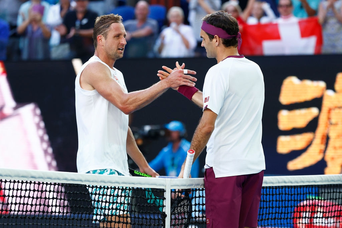 Federer lại thoát hiểm không tưởng ở Australian Open: Vượt qua nỗi đau chấn thương, cứu tới 7 match-point để hẹn Djokovic ở bán kết - Ảnh 7.