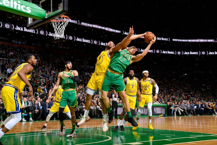 Mất kiểm soát khu vực bảng rổ, Golden State Warriors nhận thất bại đậm trước Boston Celtics - Ảnh 2.