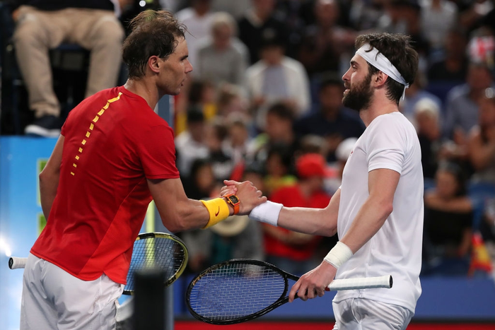 Nadal và Djokovic &quot;rủ nhau&quot; thắng nhọc ở trận đấu đầu tiên trong năm mới - Ảnh 6.