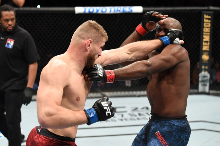 UFC FN 167: Hạ đo ván đối thủ sừng sỏ 