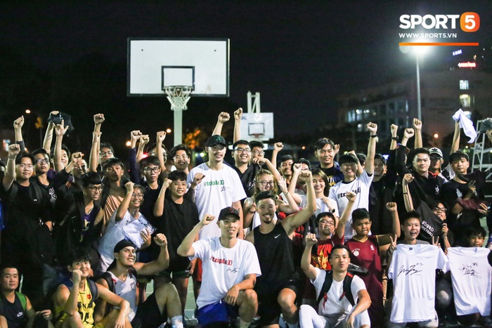 Buổi giao lưu tại sân phủi Sài Gòn: Sự kiện nhỏ của dàn sao bóng rổ Việt Nam nhưng lại ghi điểm lớn trong mắt người hâm mộ - Ảnh 14.