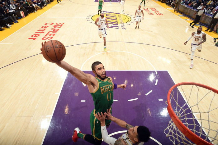 Vượt qua 41 điểm của Jayson Tatum, LeBron James dẫn dắt Los Angeles Lakers đến với chiến thắng nghẹt thở trước Boston Celtics - Ảnh 2.