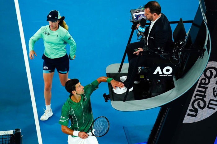 Hình ảnh kém long lanh của nhà vô địch Australian Open: Đối diện án phạt nặng vì gõ vào chân trọng tài, hướng về phía khán đài và buông lời tục tĩu - Ảnh 1.