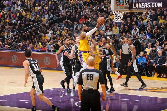 LeBron James tỏa sáng trong ngày nhận danh hiệu Cầu thủ xuất sắc nhất tháng 1, giúp Los Angeles Lakers &quot;đè bẹp&quot; San Antonio Spurs - Ảnh 2.