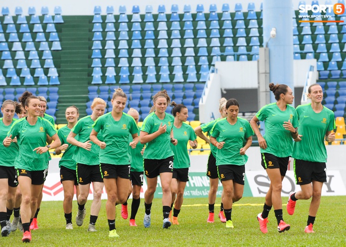 Nụ cười tự tin trên khuôn mặt các nữ tuyển thủ Australia trong buổi tập cuối cùng trước trận play-off lượt về với Việt Nam - Ảnh 4.