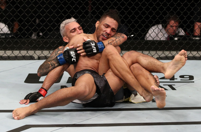 Charles Oliveira khóa gục Kevin Lee, nối dài thêm kỷ lục tại UFC - Ảnh 4.