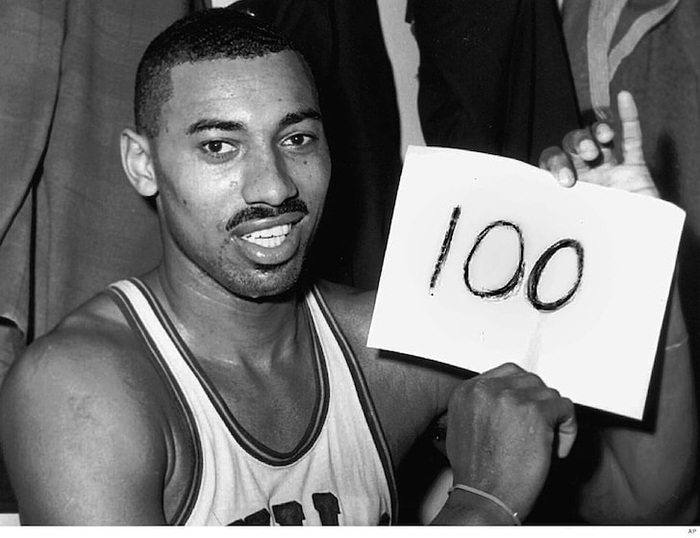 Tấm hình lịch sử với 100 điểm của Wilt Chamberlain.