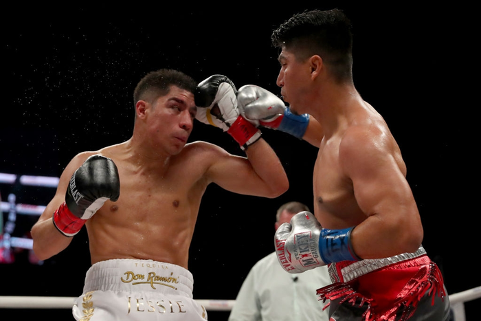 Bất chấp hạn chế về thể hình, nhà vô địch thế giới ở 4 hạng cân Mikey Garcia vẫn hạ đối thủ sừng sỏ Jessie Vargas - Ảnh 2.