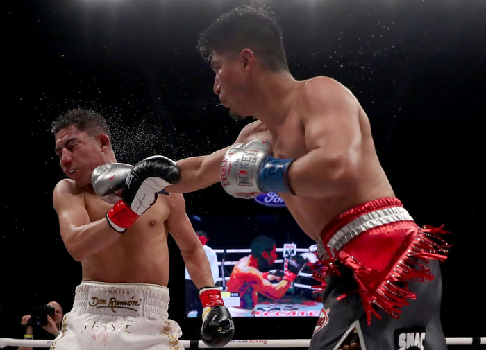 Bất chấp hạn chế về thể hình, nhà vô địch thế giới ở 4 hạng cân Mikey Garcia vẫn hạ đối thủ sừng sỏ Jessie Vargas - Ảnh 6.