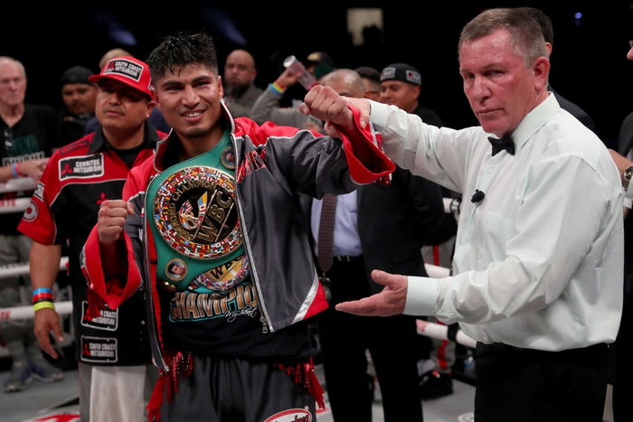 Bất chấp hạn chế về thể hình, nhà vô địch thế giới ở 4 hạng cân Mikey Garcia vẫn hạ đối thủ sừng sỏ Jessie Vargas - Ảnh 9.