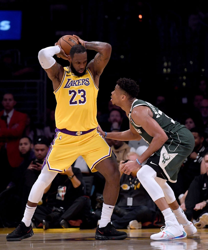 Bật &quot;chế độ nghiêm túc&quot; để đè bẹp Giannis Antetokounmpo, LeBron James dẫn dắt Los Angeles Lakers vượt qua Milwaukee Bucks đầy xứng đáng - Ảnh 2.