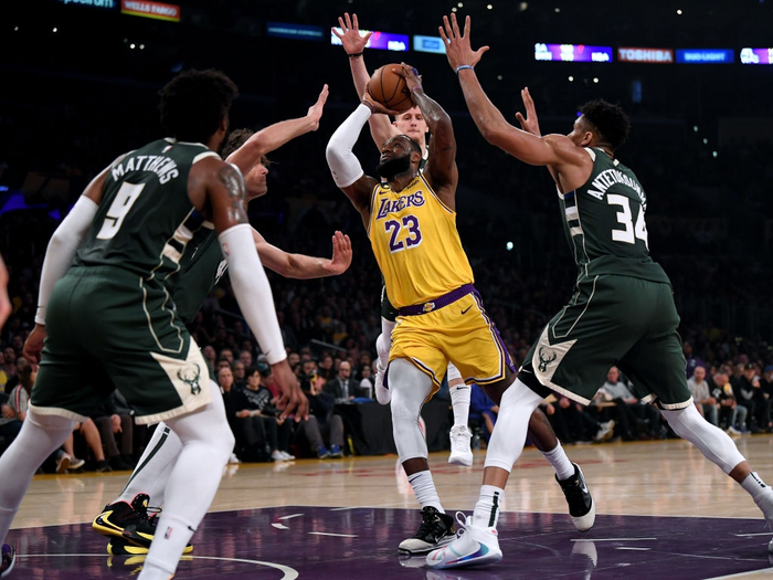 Los Angeles Lakers chính thức trở lại vòng đấu Playoffs trong ngày LeBron James xô đẩy kỷ lục giải đấu - Ảnh 4.