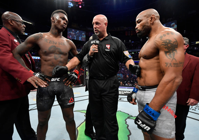 Israel Adesanya đánh bại Yoel Romero sau một trận đấu gây tranh cãi, bảo vệ thành công đai vô địch thế giới - Ảnh 1.