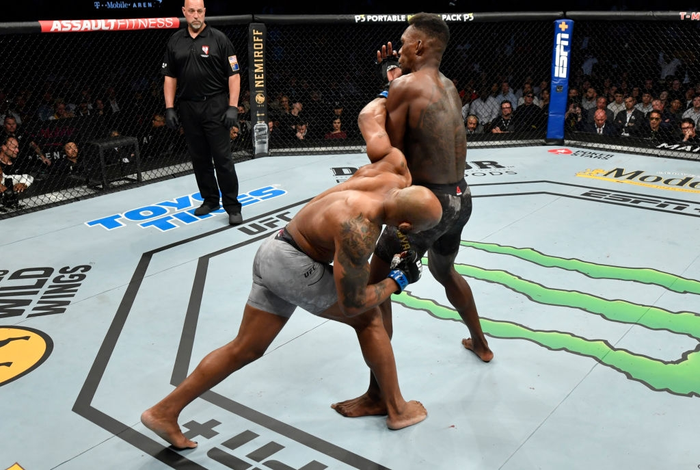 Israel Adesanya đánh bại Yoel Romero sau một trận đấu gây tranh cãi, bảo vệ thành công đai vô địch thế giới - Ảnh 7.