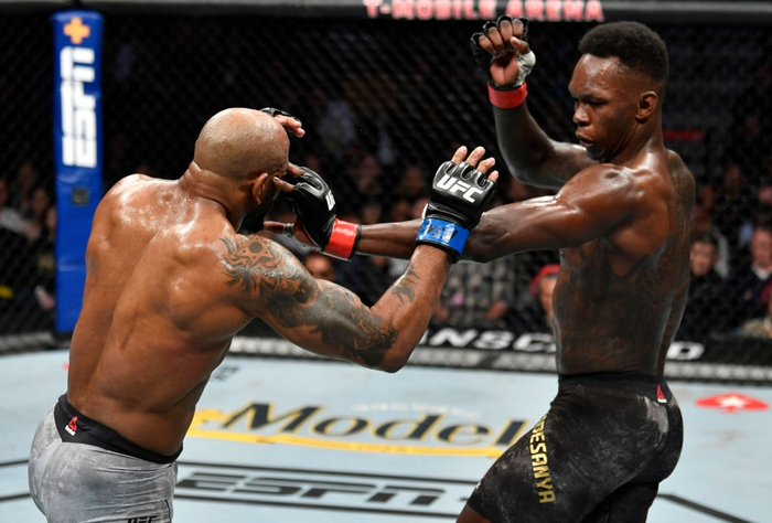 Israel Adesanya đánh bại Yoel Romero sau một trận đấu gây tranh cãi, bảo vệ thành công đai vô địch thế giới - Ảnh 3.