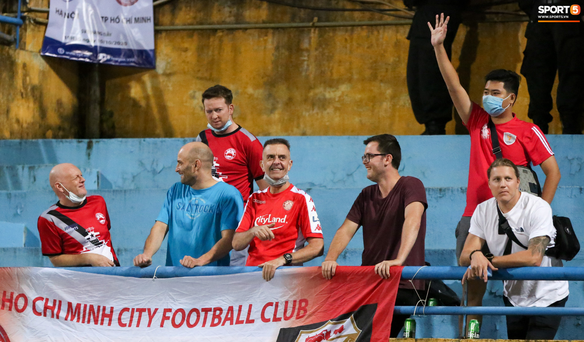 3 anh Tây là fan Hà Nội FC ăn mừng cà khịa CĐV đội Công Phượng theo cách cực gợi đòn - Ảnh 4.