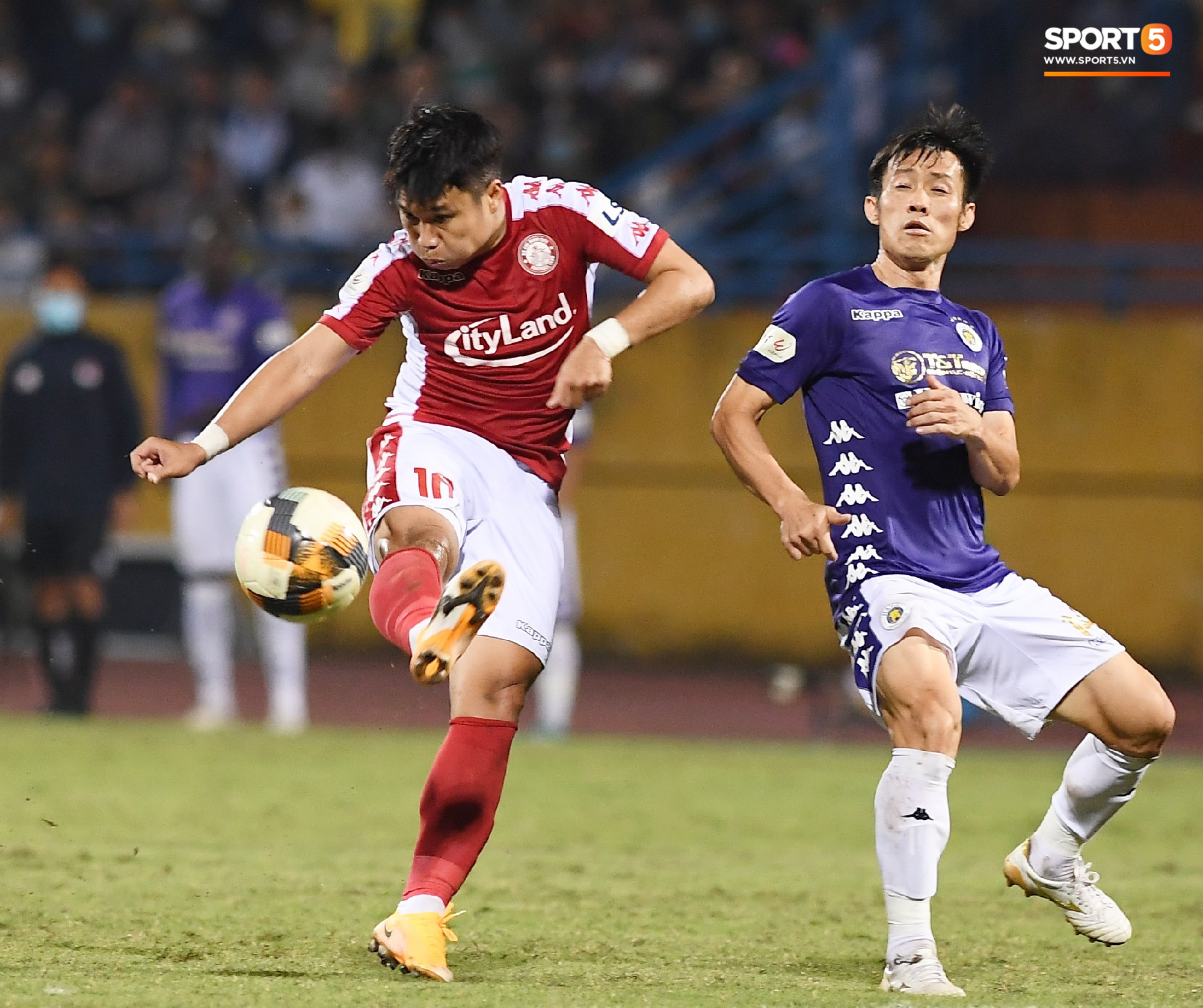 Vị trọng tài đáng yêu nhất V.League: Cười thật tươi khi rút thẻ, giải quyết mâu thuẫn bằng câu nói lại đây ôm nhau nào  - Ảnh 8.