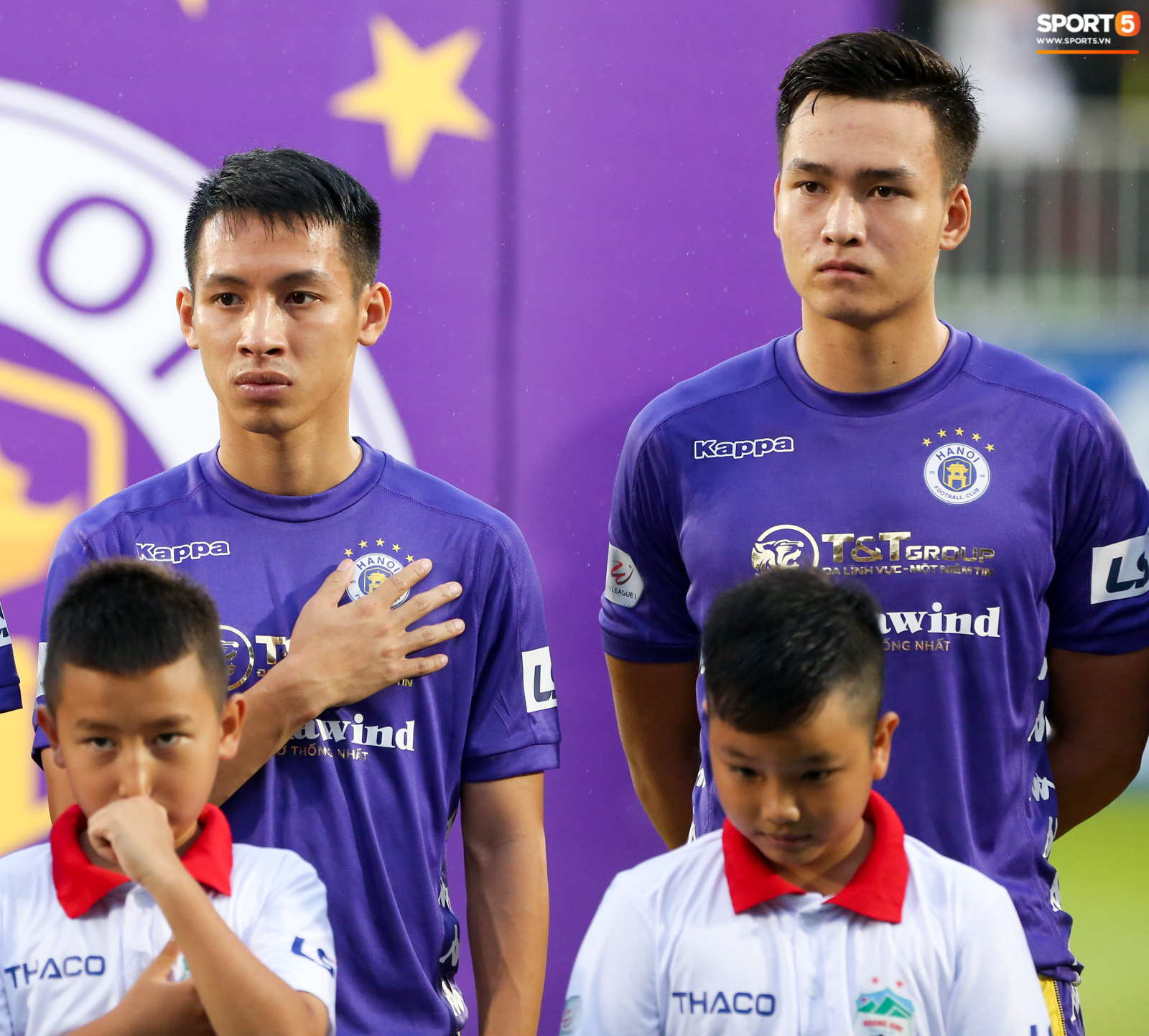 Trung vệ trẻ điển trai chiếm trọn spotlight của dàn sao HAGL và Hà Nội FC là ai? - Ảnh 1.