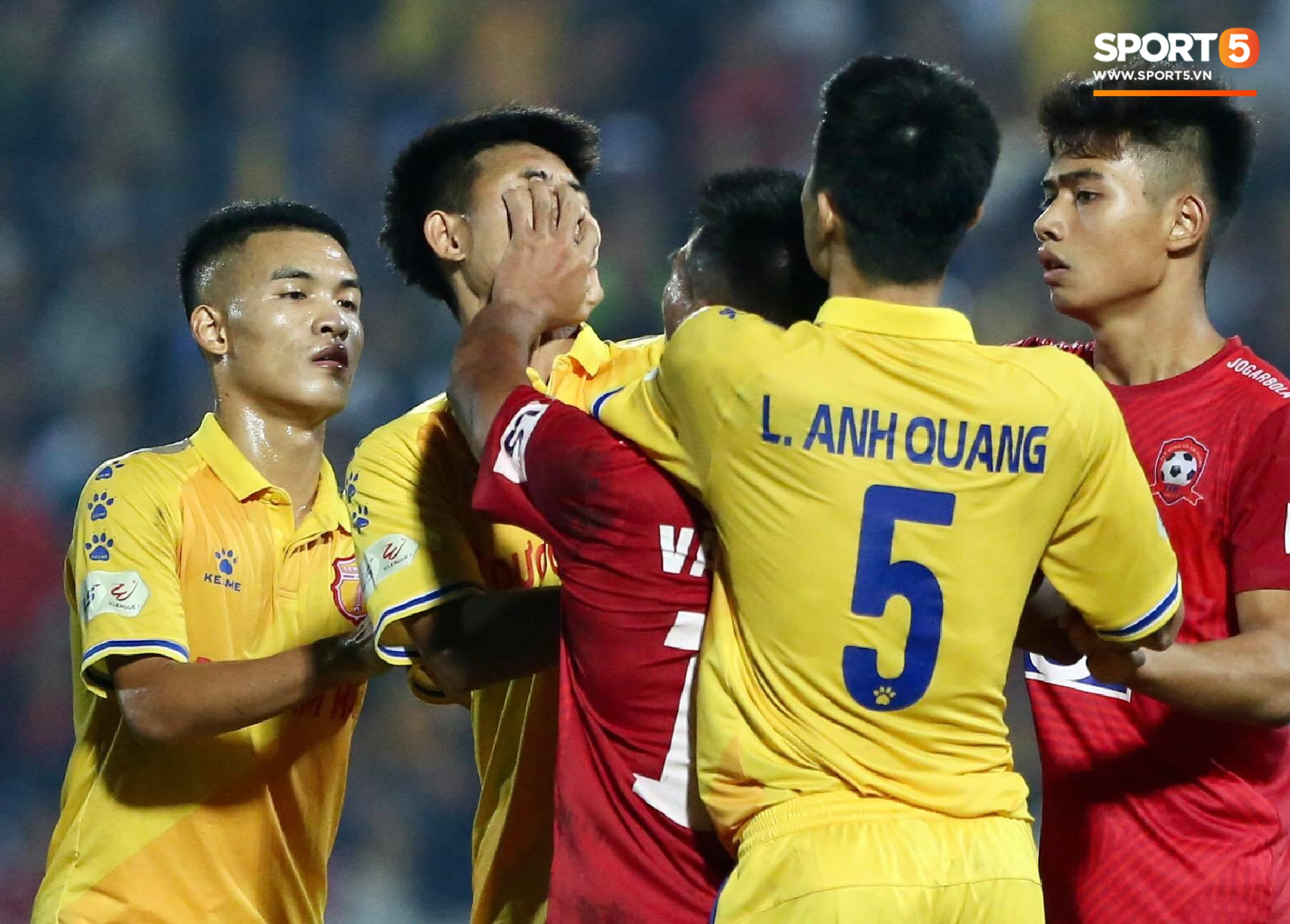 Cầu thủ ném bóng vào mặt Hồng Duy bị cấm thi đấu hai trận, bị đánh giá là có hành vi bạo lực - Ảnh 2.