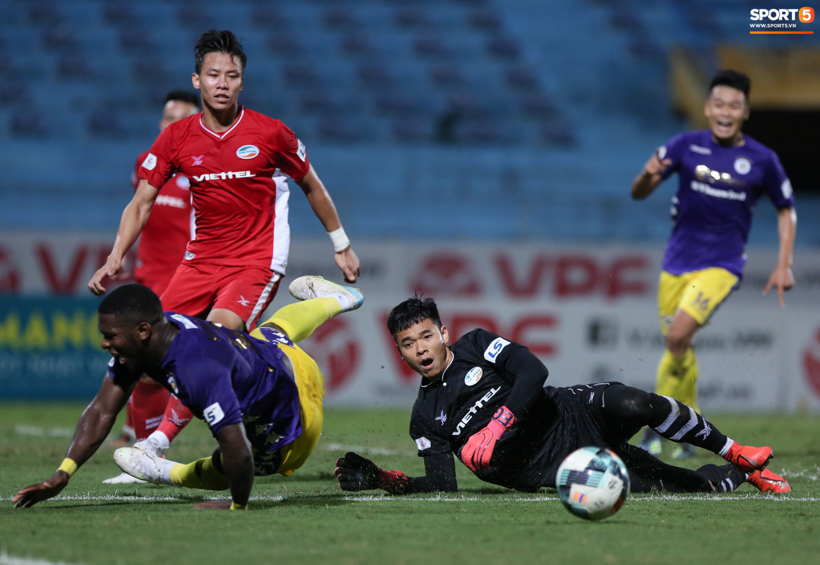 Quế Ngọc Hải nổi đoá, cùng Bùi Tiến Dũng mắng hội đồng cầu thủ Hà Nội FC - Ảnh 3.