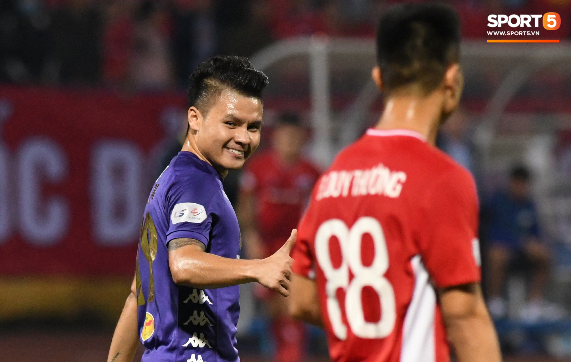 Quang Hải biểu diễn kỹ năng đỡ bóng không cần nhìn cực điệu nghệ, đi bóng khiến hàng thủ Viettel FC hỗn loạn - Ảnh 9.