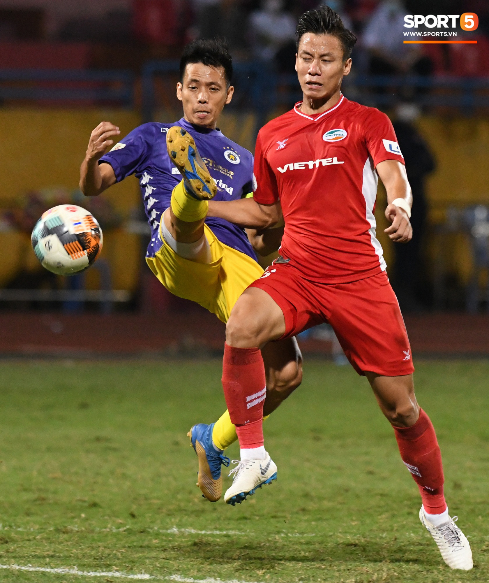 Quang Hải biểu diễn kỹ năng đỡ bóng không cần nhìn cực điệu nghệ, đi bóng khiến hàng thủ Viettel FC hỗn loạn - Ảnh 7.