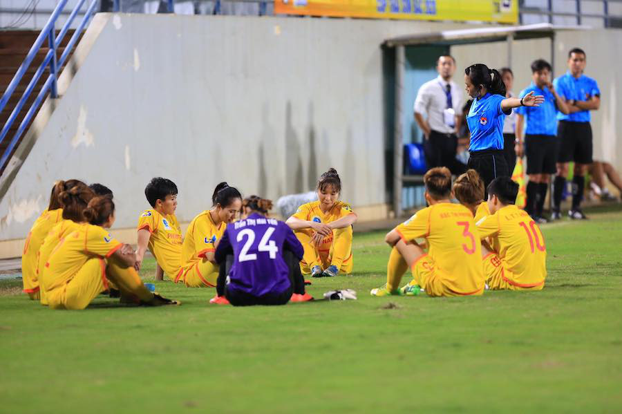 Dỗi trọng tài, cầu thủ nữ Việt Nam tái hiện hình ảnh xấu từng khiến báo chí quốc tế chê cười - Ảnh 1.