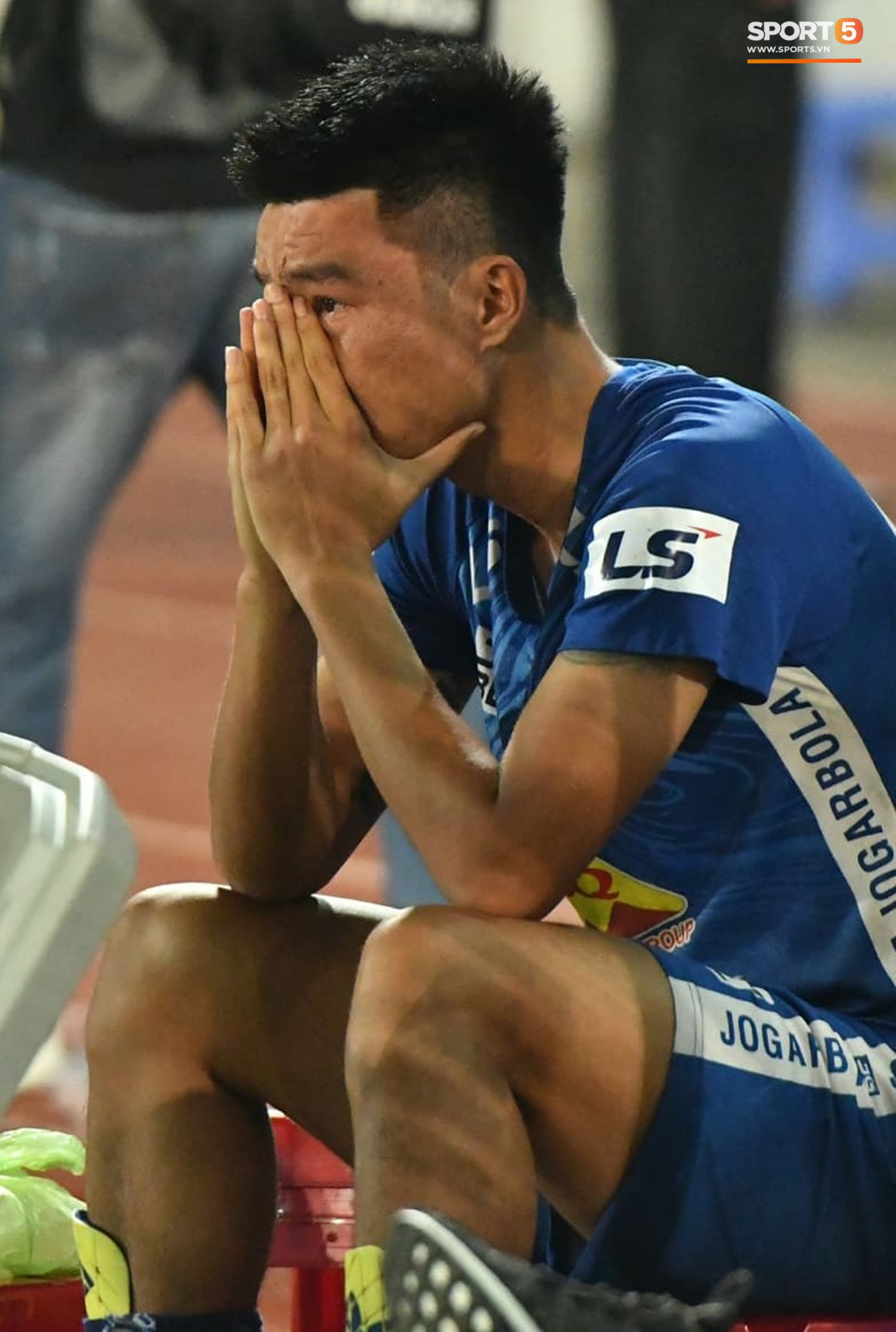 Cầu thủ Quảng Nam bật khóc, gục ngã khi phải rời giải đấu xịn nhất Việt Nam - Ảnh 2.