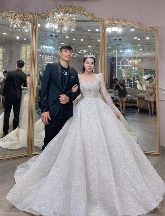 Lộ ảnh Khánh Linh diện váy cưới xinh đẹp bên Tiến Dũng bảnh bao