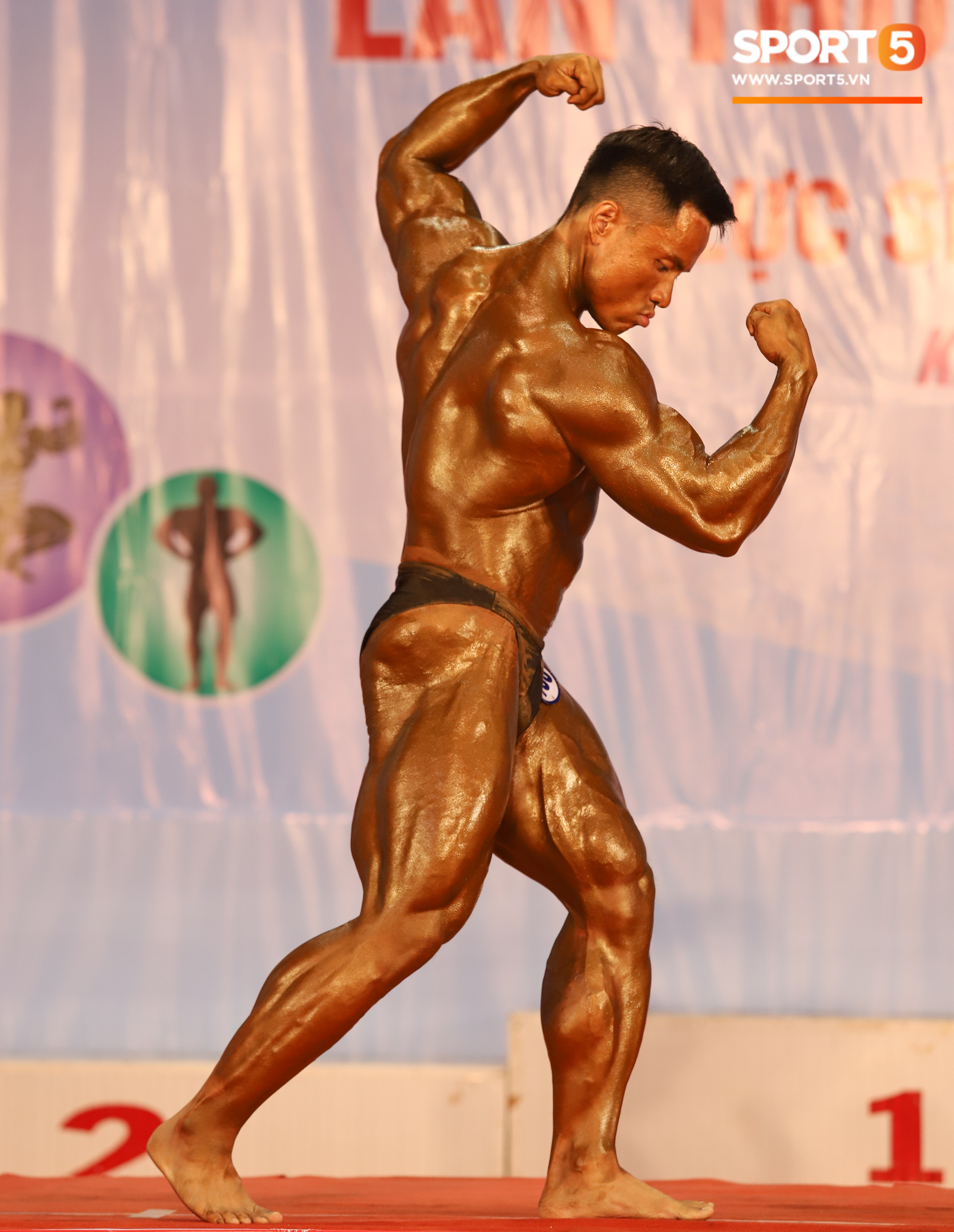 Từ 146 kg, chàng trai béo phì lột xác thành nhà vô địch tuyệt đối ở Giải thể hình danh giá nhất Việt Nam - Ảnh 13. Từ 146 kg, chàng trai béo phì lột xác thành nhà vô địch tuyệt đối ở Giải thể hình danh giá nhất Việt Nam - Ảnh 13.