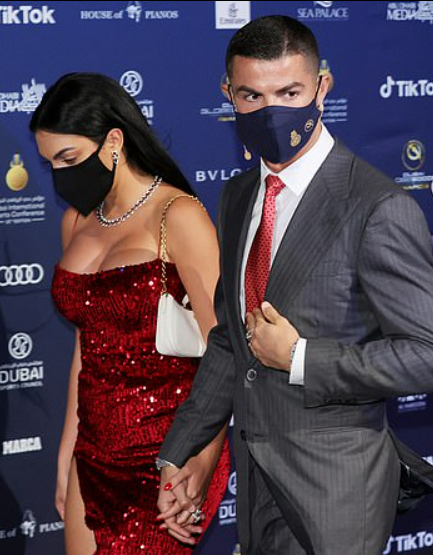 Ronaldo trao nụ hôn ngọt ngào cho bạn gái ở lễ trao giải Globe Soccer Awards - Ảnh 1.