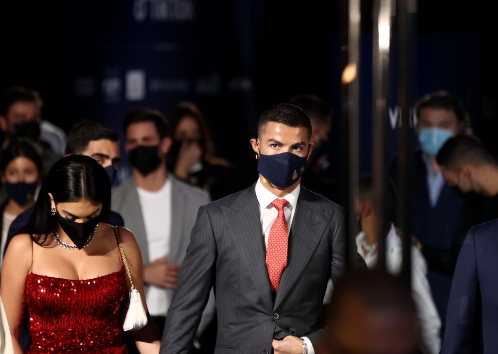 Ronaldo trao nụ hôn ngọt ngào cho bạn gái ở lễ trao giải Globe Soccer Awards - Ảnh 1.