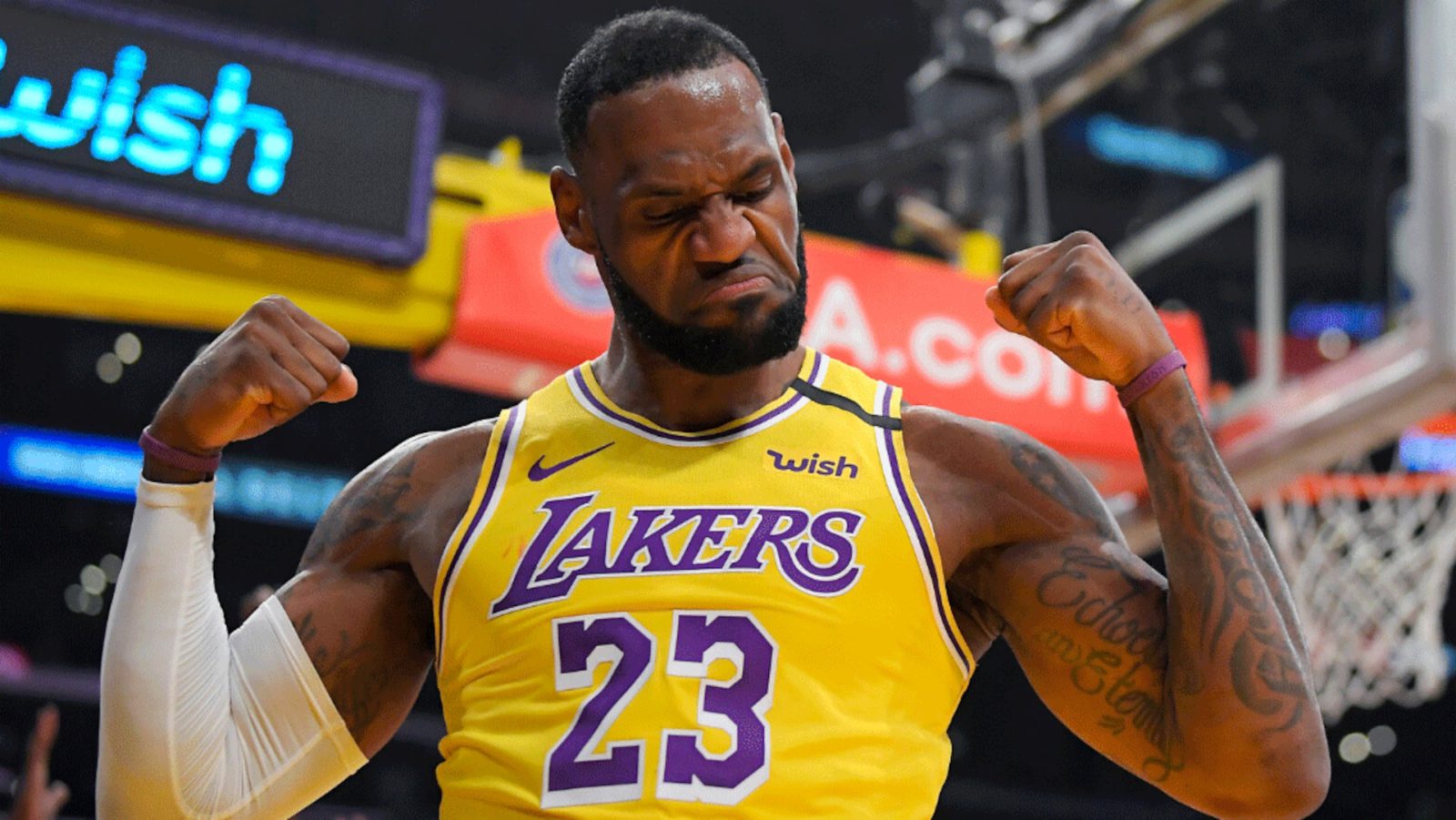 LeBron James gia hạn hợp đồng với Lakers trong hai năm