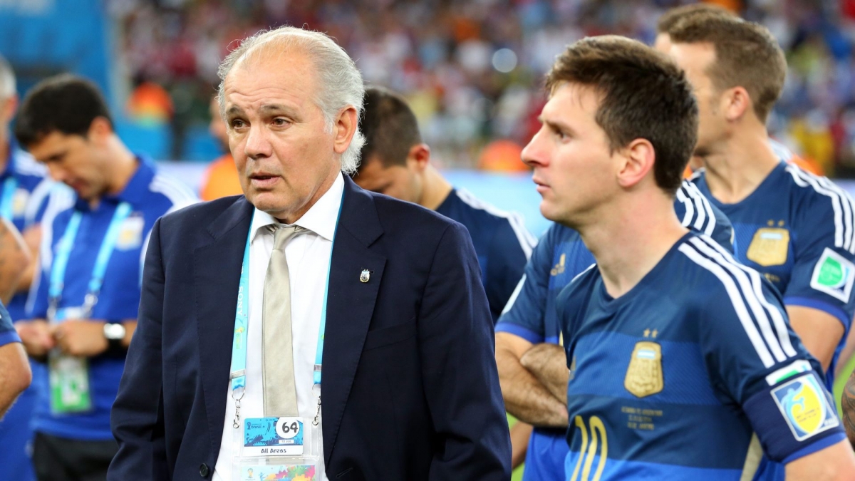 Thầy cũ Messi tại ĐT Argentina qua đời ở tuổi 66 - Ảnh 1.