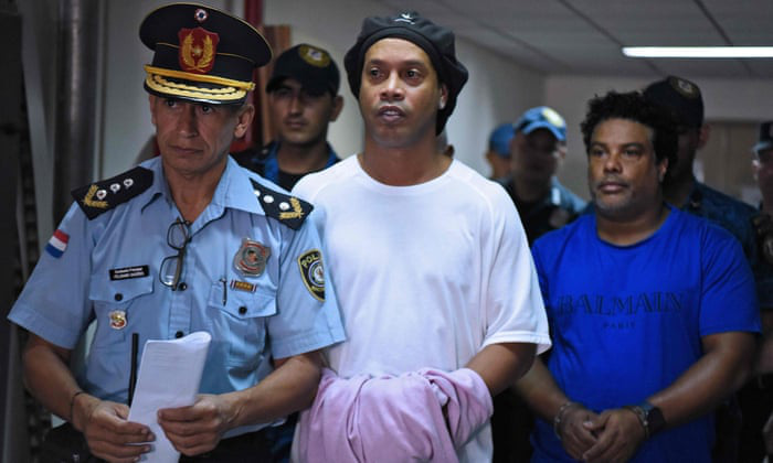 Bị giam trong tù, Ronaldinho vẫn có ngày sinh nhật tuổi 40 cực đặc biệt: Sau tiệc nướng là một chiếc bánh được các bạn tù chuẩn bị riêng - Ảnh 3.