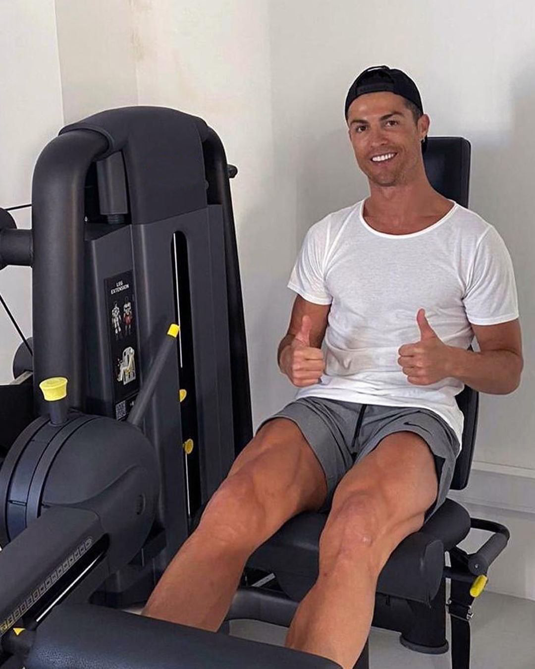 Ronaldo bị cựu chủ tịch Juve coi là hình tượng xấu khiến đồng đội đua đòi: Cậu ta nói về Bồ Đào Nha vì mẹ ốm mà suốt ngày chụp ảnh bên bể bơi! - Ảnh 1.