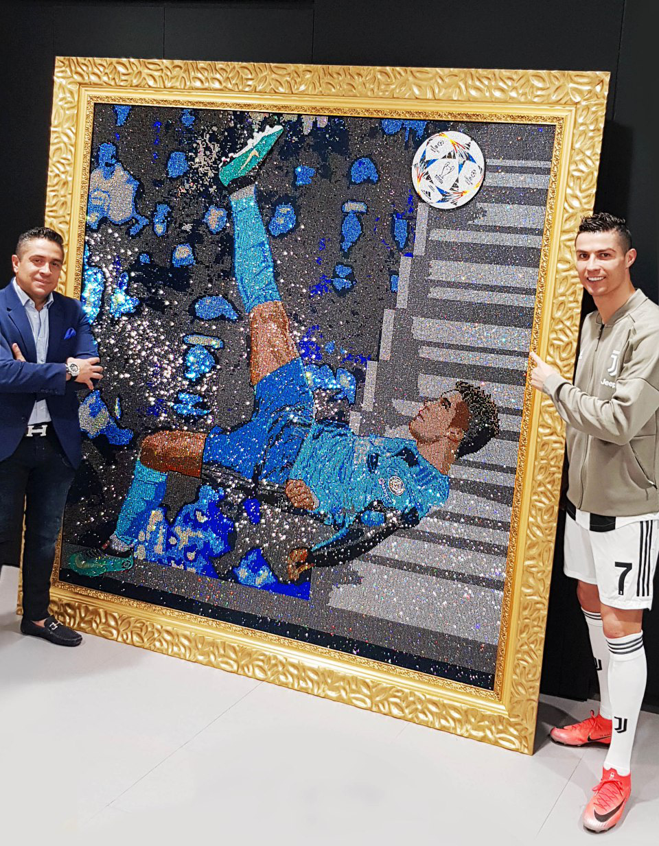 Gặp gỡ Mr Bling, nghệ nhân tranh đá quý Swarovski mê hoặc cả Messi, Ronaldo và Neymar - Ảnh 2.