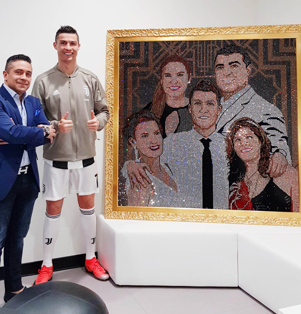 Gặp gỡ Mr Bling, nghệ nhân tranh đá quý Swarovski mê hoặc cả Messi, Ronaldo và Neymar - Ảnh 3.