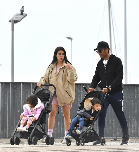 Bạn gái của Ronaldo hứng chỉ trích vì cho các con ra đường hóng gió, không đeo khẩu trang giữa mùa dịch Covid-19 - Ảnh 4.